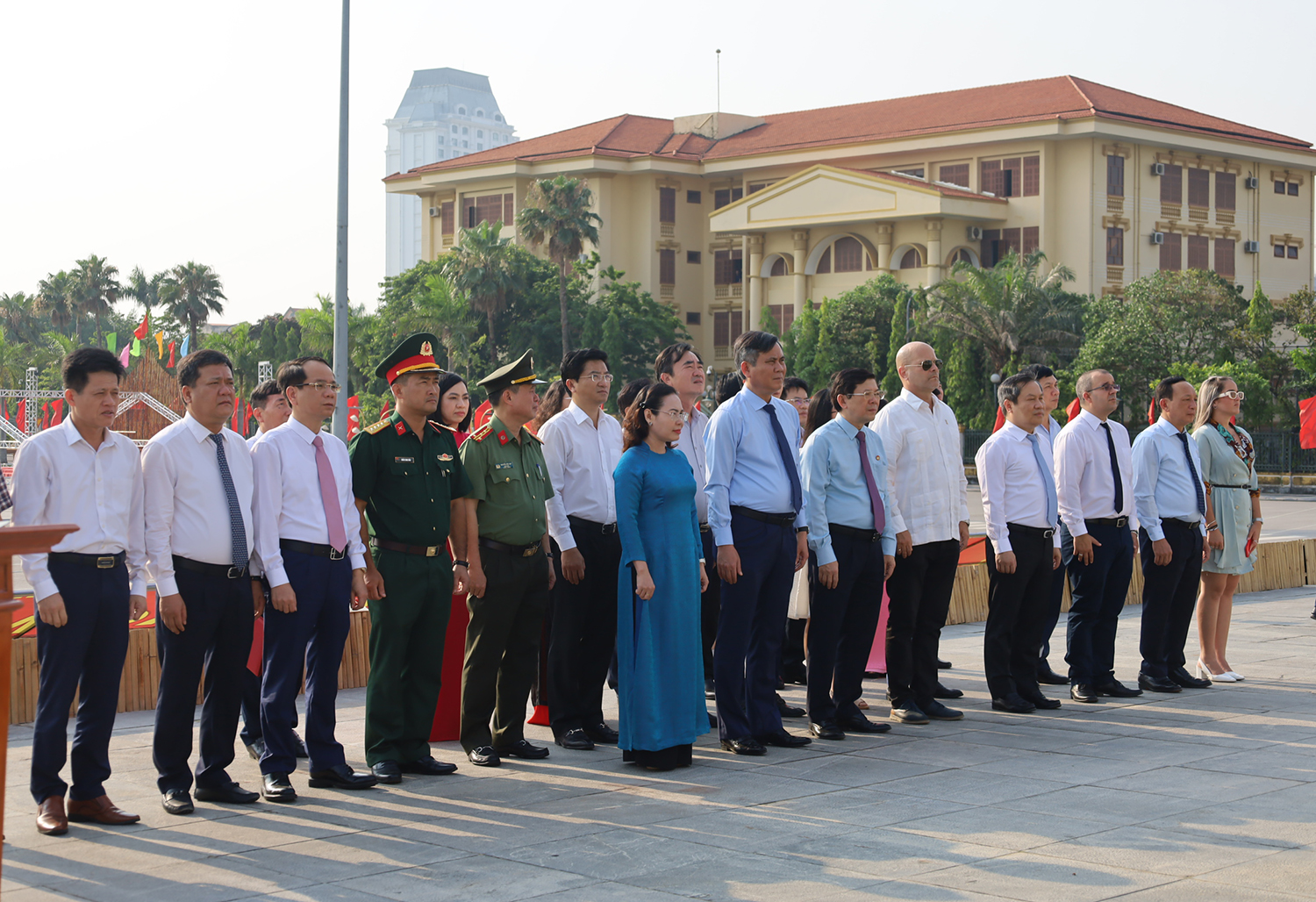 Các đại biểu đã kính cẩn tưởng nhớ công lao vĩ đại của Chủ tịch Hồ Chí Minh.
