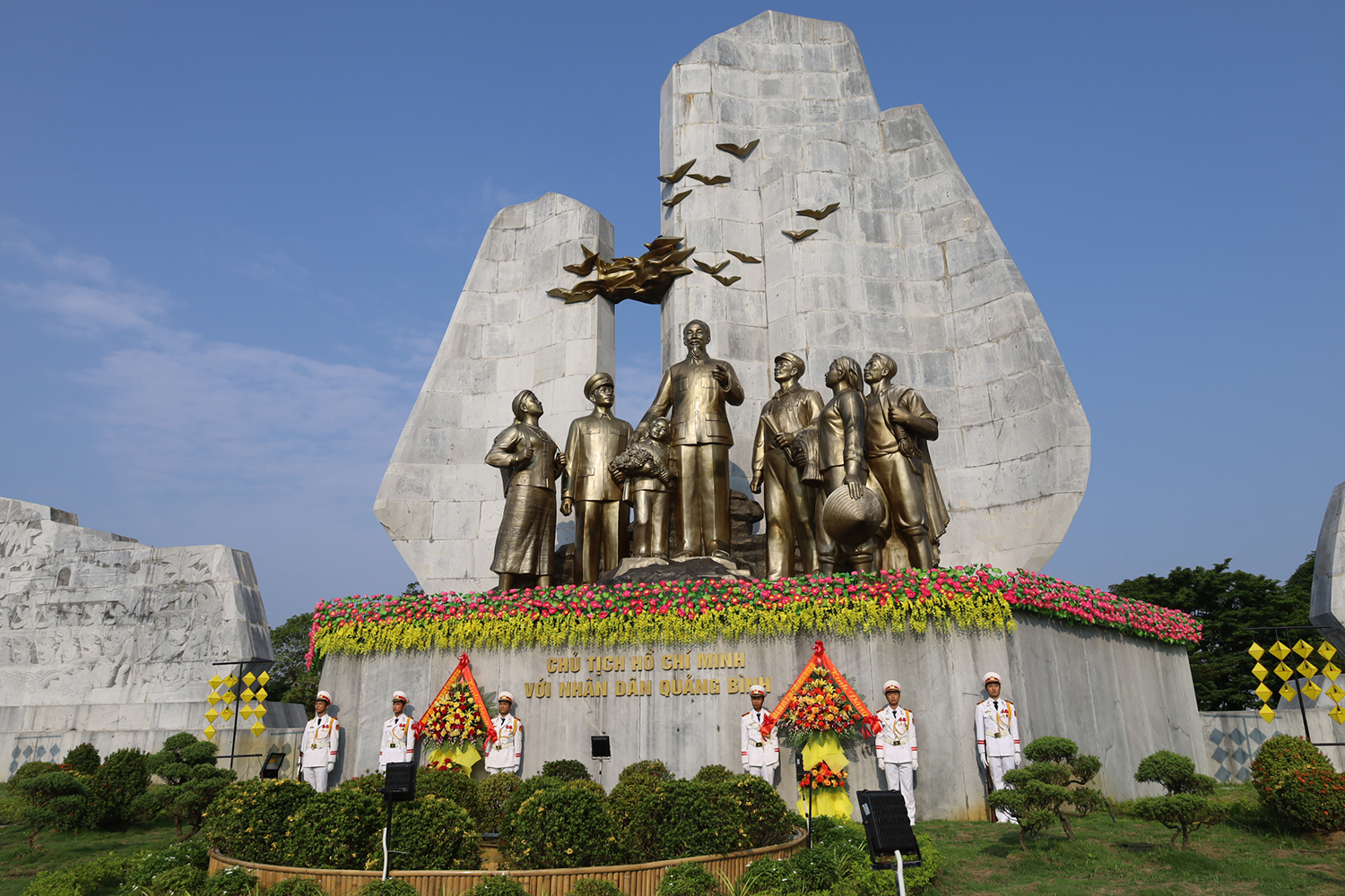 Tượng đài Chủ tịch Hồ Chí Minh với nhân dân Quảng Bình.