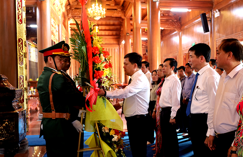 Thay mặt các đồng chí lãnh đạo Đảng, chính quyền thành phố, đồng chí Trần Phong dâng hoa Đền thờ Bác Hồ và các Anh hùng liệt sĩ tỉnh Quảng Bình.