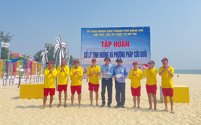 Ban Tổ chức lớp tập huấn trao quà động viên lực lượng CH, CN tại các bãi tắm biển trên địa bàn thành phố.