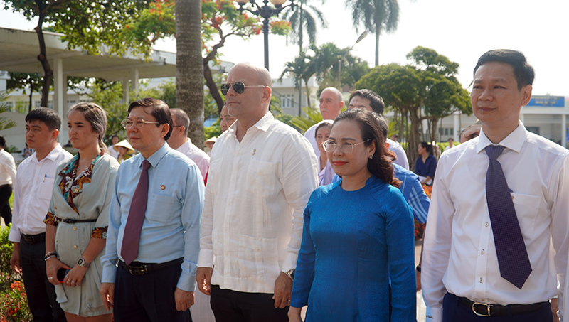 Đoàn đại biểu cấp cao Ủy ban Bảo vệ Cách mạng Cu-ba và các đại biểu dâng hoa tại tượng đài Fiden Castro.