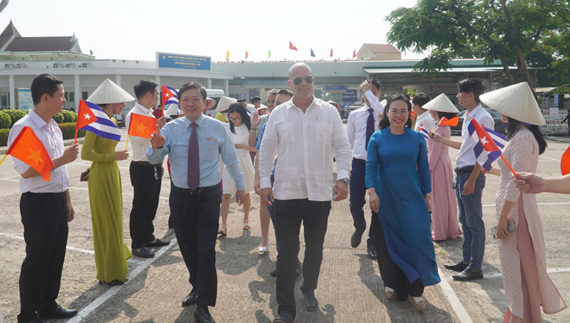 Đoàn đại biểu cấp cao Ủy ban Bảo vệ Cách mạng Cu-ba thăm Bệnh viện Hữu nghị Việt Nam-Cu-ba Đồng Hới