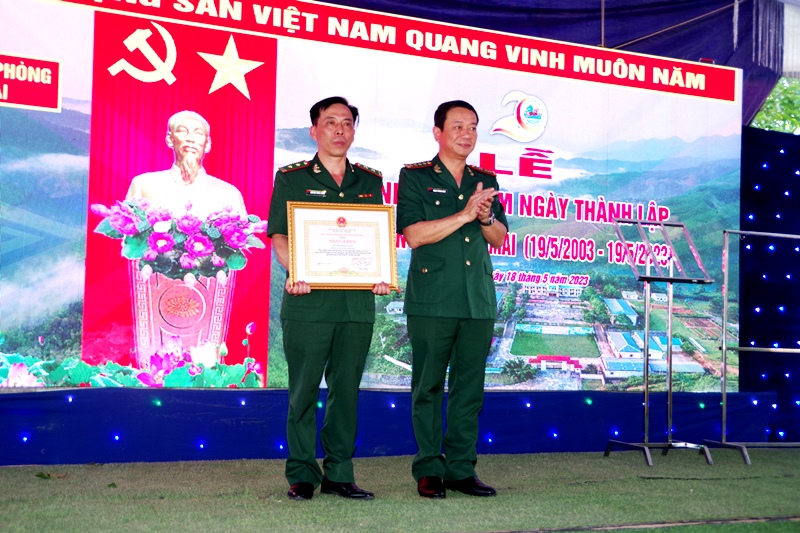 Thừa ủy quyền, Đại tá Trịnh Thanh Bình, Chỉ huy trưởng BĐBP tỉnh trao bằng khen của Chủ tịch UBND tỉnh cho Đồn Biên phòng Ra Mai.