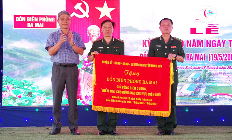 Đồng chí Bùi Anh Tuấn, Bí thư Huyện ủy Minh Hóa trao bức trướng: Giữ vững biên cương,  
