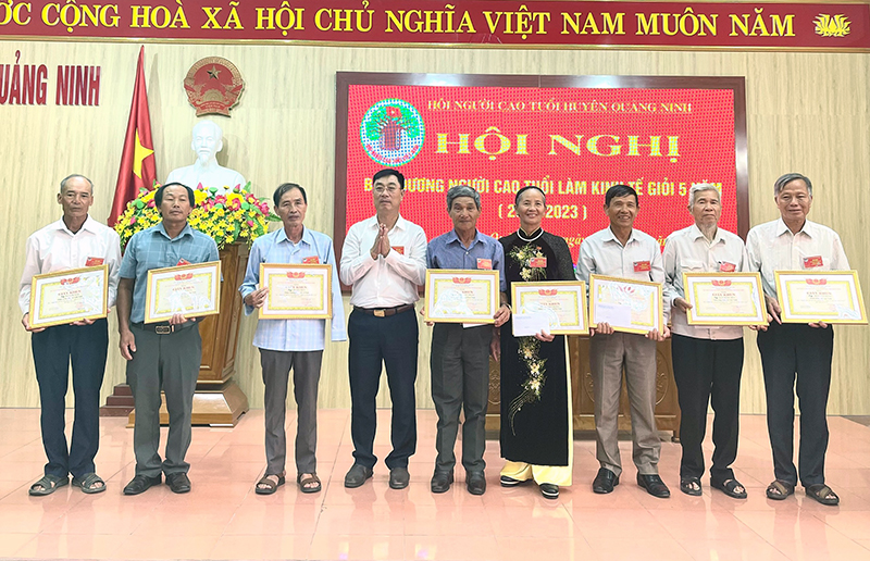 Lãnh đạo huyện Quảng Ninh trao tặng giấy khen cho các hội viên tiêu biểu trong phong trào “Người cao tuổi sản xuất, kinh doanh giỏi”, giai đoạn 2018-2023.