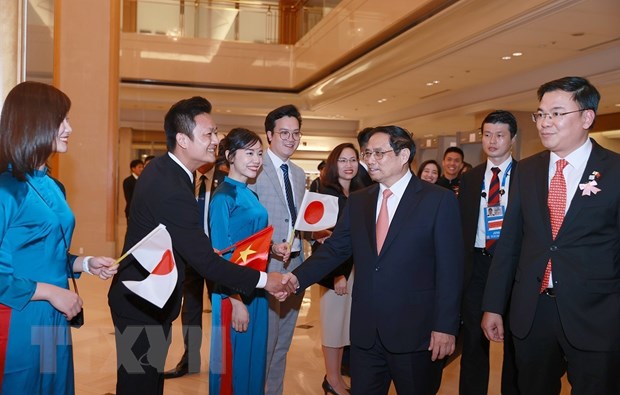 Cán bộ, nhân viên Đại sứ quán và cộng đồng người Việt Nam tại Nhật Bản đón Thủ tướng Phạm Minh Chính. (Ảnh: Dương Giang/TTXVN)