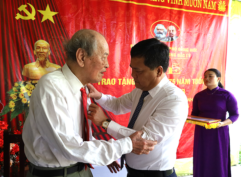 Đồng chí Bí thư Thành ủy Đồng Hới gắn Huy hiệu Đảng cho đồng chí Nguyễn Thanh Xuân.