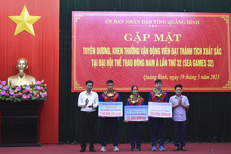 Đồng chí Lê Văn Bảo, Trưởng Ban Dân vận Tỉnh ủy và đồng chí Hồ An Phong, Phó Chủ tịch UBND tỉnh trao phần thưởng cho các vận động viên