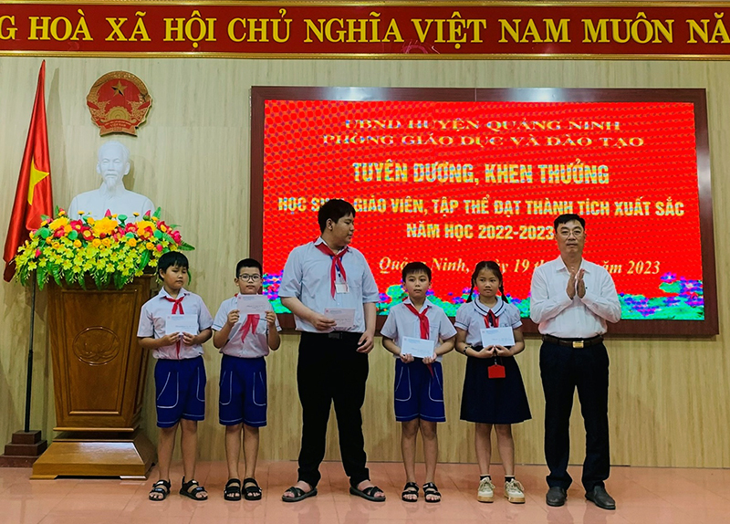Lãnh đạo huyện Quảng Ninh trao thưởng cho học sinh có thành tích cao năm học 2022-2023.