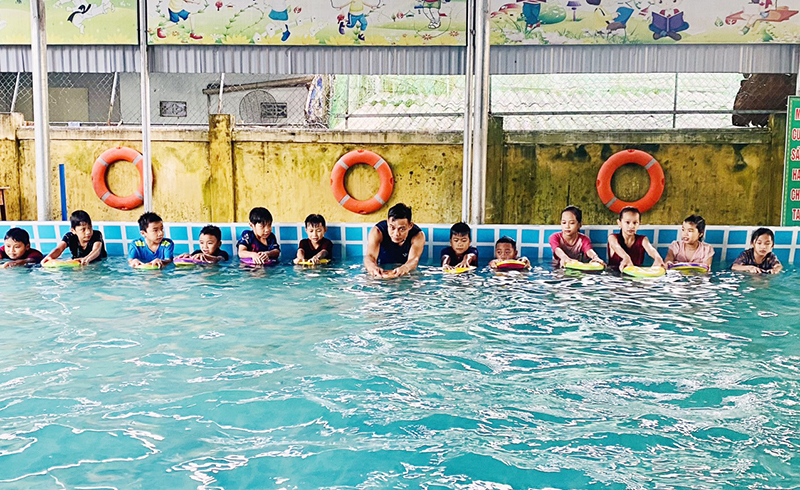 Dạy bơi trong trường học là một trong những biện pháp phòng, chống đuối nước hiệu quả cho trẻ em.