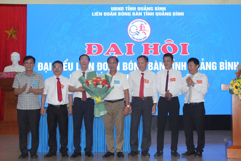 Đại diện lãnh đạo Sở Văn hóa-Thể thao tặng hoa cho Ban Vận động thành lập Liên đoàn Bóng bàn tỉnh nhiệm kỳ 2023-2028.
