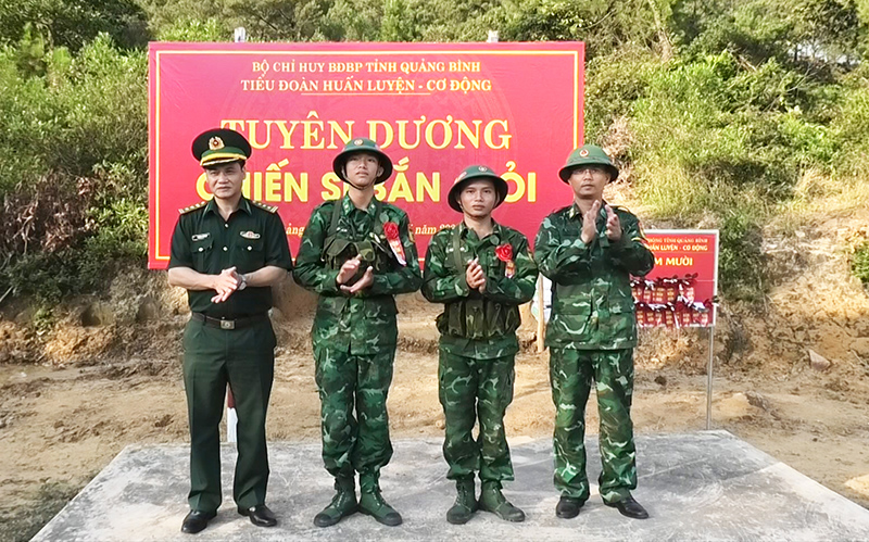Thượng tá Nguyễn Minh Hợp, Phó Tham mưu trưởng và lãnh đạo Tiểu đoàn Huấn luyện cơ động tuyên dương chiến sỹ bắn đạt loại giỏi.