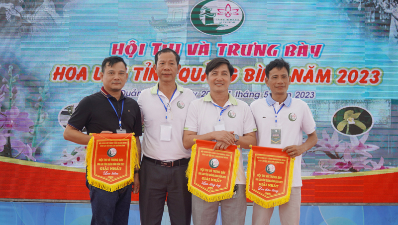 Ban Tổ chức trao 3 giải nhất cho 3 tác phẩm xuất sắc tại Hội thi và trưng bày hoa Lan Quảng Bình 2023.