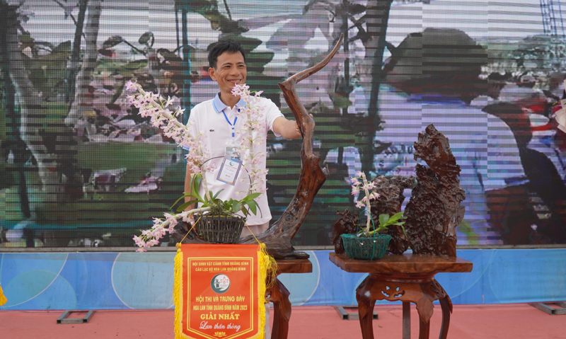 Anh Nguyễn Mậu Trường (ở xã Duy Ninh, Quảng Ninh) đạt giải nhất với tác phẩm “Trầm An Đông”.