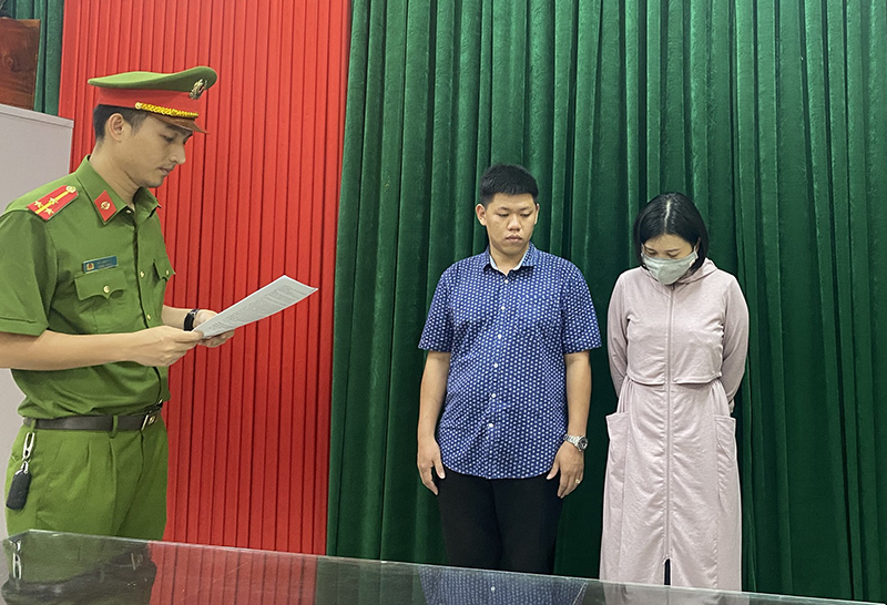 Cơ quan Cảnh sát điều tra Công an TP. Đồng Hới thi hành quyết định khởi tố vụ án, khởi tố bị can và lệnh tạm giam đối với Lê Toàn và Trần Thị Nhung.