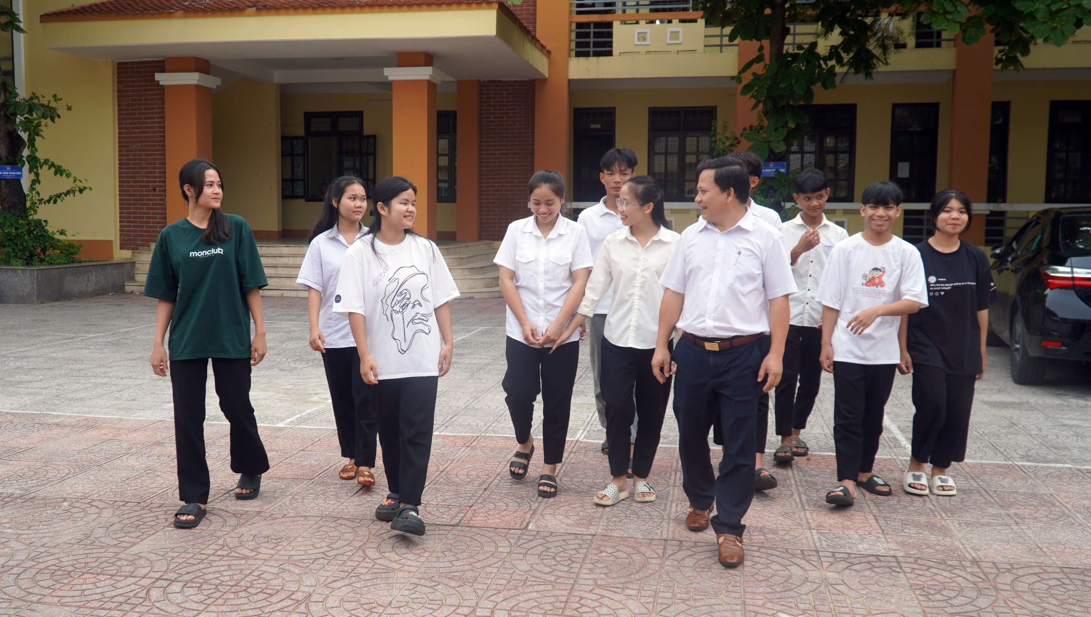 Nghị quyết số 46 tiếp sức cho con em đồng bào dân tộc thiểu số trên hành trình mới (trong ảnh: Thầy giáo Phạm Hồng Việt, Hiệu trưởng Trường PTDTNT tỉnh và các em học sinh lớp 12).