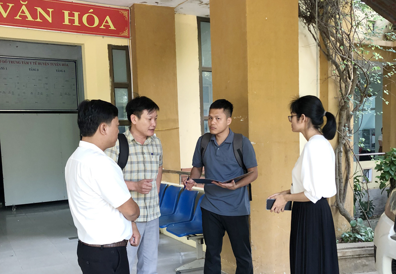 Chiều 22/5, cán bộ CDC Quảng Bình trực tiếp hướng dẫn và yêu cầu Trung tâm Y tế huyện Tuyên Hóa tăng cường giám sát các trường hợp bị chó cắn tại địa bàn thôn Thuận Hoan để có phương án xử lý sớm, không để xảy ra tử vong do bệnh dại.  