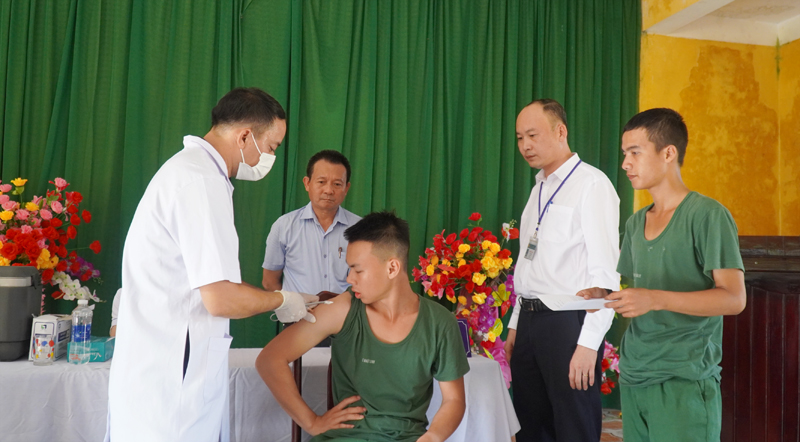 Giám đốc CDC Quảng Bình bác sĩ Đỗ Quốc Tiệp kiểm tra, giám sát điểm tiêm chủng vắc xin phòng Covid-19 lưu động tại Tiểu đoàn Huấn luyện-Cơ động. 