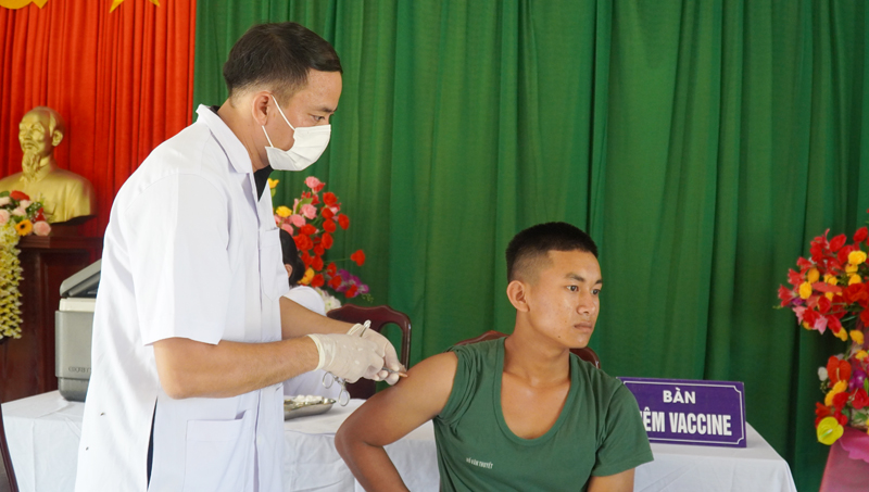 Tân binh Hồ Văn Thuyết được tiêm vắc xin phòng Covid-19 mũi đầu tiên.