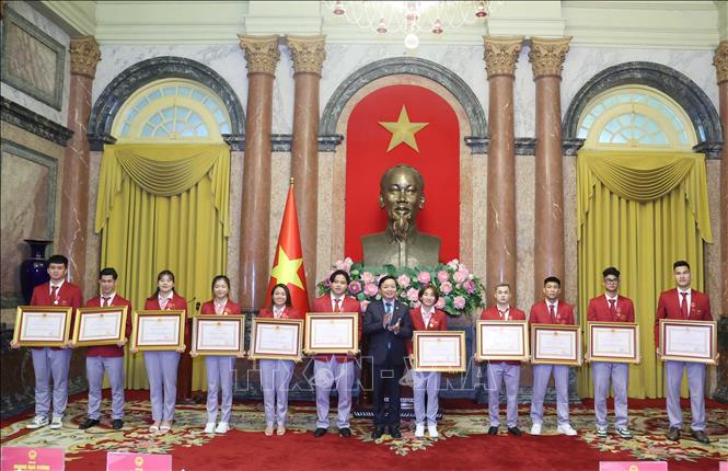 Phó Thủ tướng Trần Hồng Hà trao tặng Huân chương Lao động hạng Ba cho các VĐV tham dự SEAGames 32. Ảnh: Thống Nhất/TTXVN