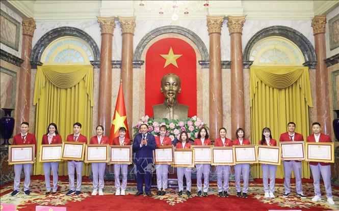 Bộ trưởng Bộ Văn hoá, Thể thao và Du lịch Nguyễn Văn Hùng trao Huân chương Lao động hạng Ba cho các VĐV tham dự SEAGames 32. Ảnh: Thống Nhất/TTXVN