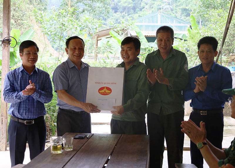 Đồng chí Phó Bí thư Thường trực Tỉnh ủy Trần Hải Châu tặng quà BQL KDTTN Động Châu-Khe Nước Trong.
