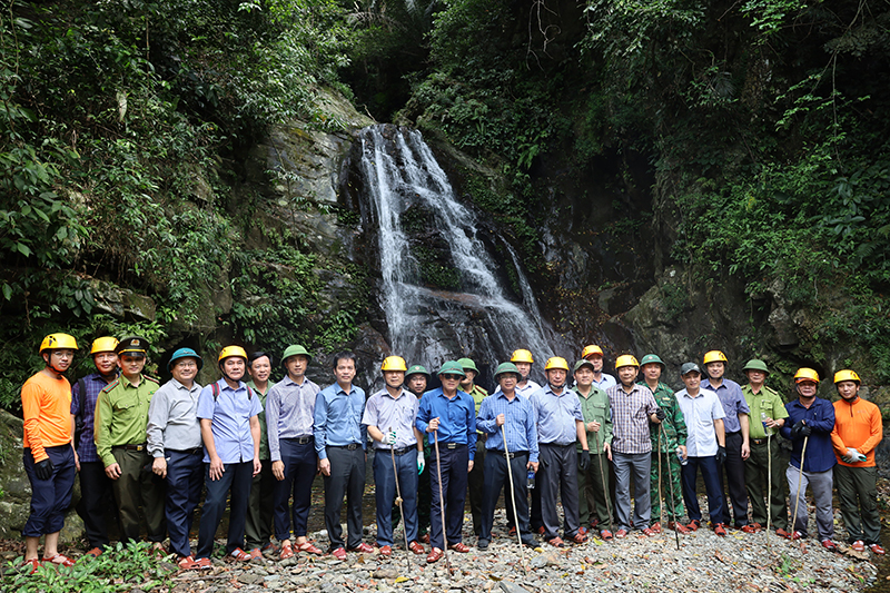  Đồng chí Phó Bí thư Thường trực Tỉnh ủy Trần Hải Châu và đoàn công tác khảo sát, trải nghiệm tuyến du lịch thử nghiệm tại KDTTN Động Châu-Khe Nước Trong. 