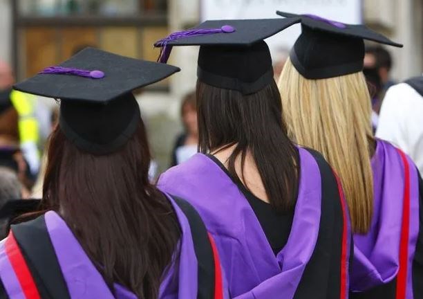 Luật hiện hành cho phép các sinh viên sau tốt nghiệp học các khóa học 9 tháng hoặc lâu hơn có thể đưa theo bạn đời hoặc con cái tới Anh. (Nguồn: Yahoo)