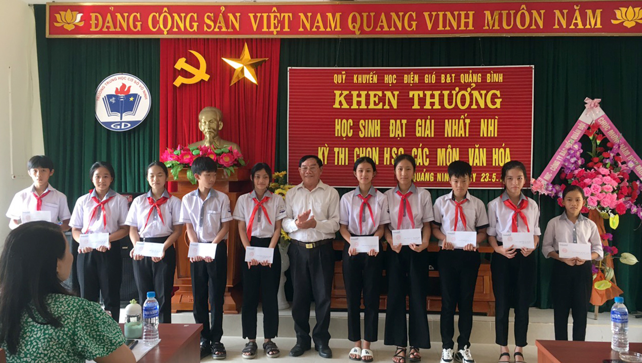Đại diện lãnh đạo Hội Khuyến học huyện Quảng Ninh trao thưởng cho các em học sinh