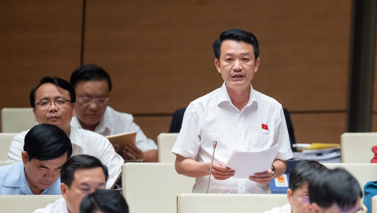 Đại biểu Trần Quang Minh thảo luận tại phiên họp sáng 24/5/2023