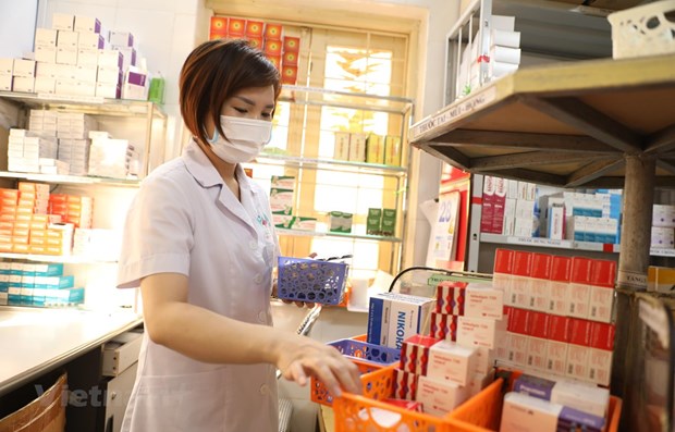 Nhân viên y tế tại bệnh viện sắp thuốc để cấp cho bệnh nhân. (Ảnh: Minh Quyết/Vietnam+)