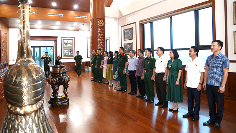 Đại biểu dâng hương Chủ tịch Hồ Chí Minh, Đại tướng Võ Nguyên Giáp, Trung tướng Đồng Sỹ Nguyên và các Anh hùng liệt sĩ Trường Sơn