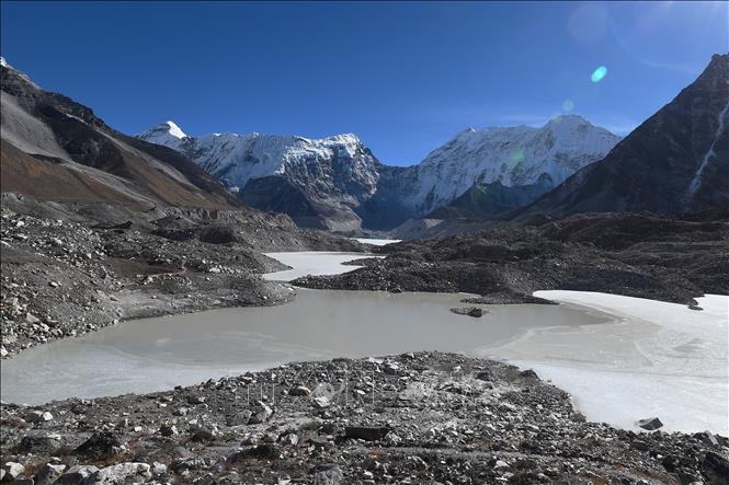 Hồ băng tan chảy từ đỉnh núi ở Solukhumbu, cách thủ đô Kathmandu của Nepal 140 km về phía đông bắc, ngày 22/11/2018. Ảnh tư liệu: AFP/TTXVN