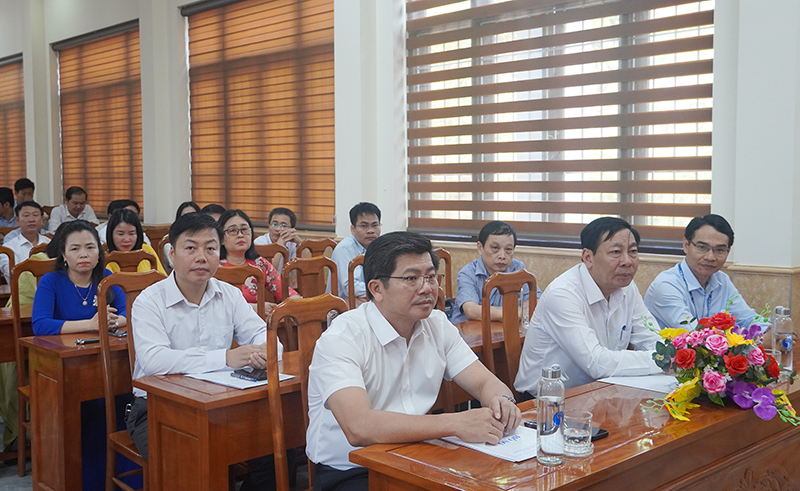 Các đại biểu tham dự buổi sơ kết lớp học.