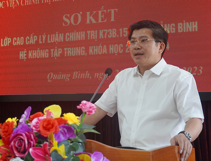 Đồng chí Trưởng ban Tổ chức Tỉnh ủy Trần Vũ Khiêm phát biểu chỉ đạo tại buổi sơ kết lớp học.