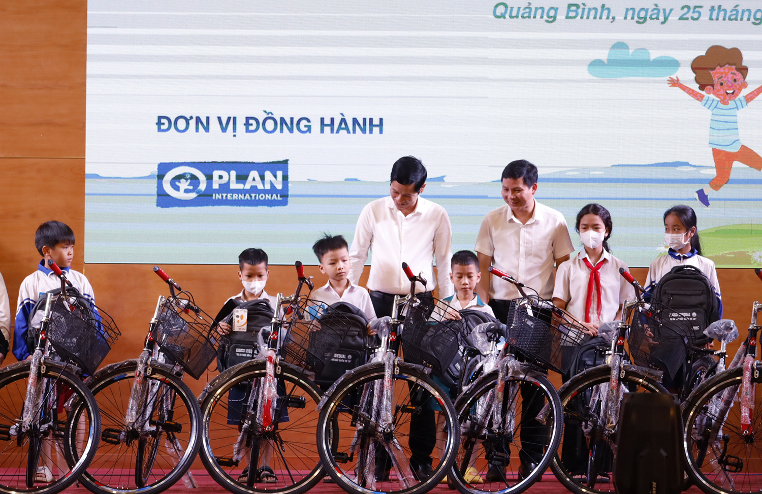 Đồng chí Phó Chủ tịch UBND tỉnh trao xe đạp cho các trẻ em có hoàn cảnh khó khăn trên địa bàn.