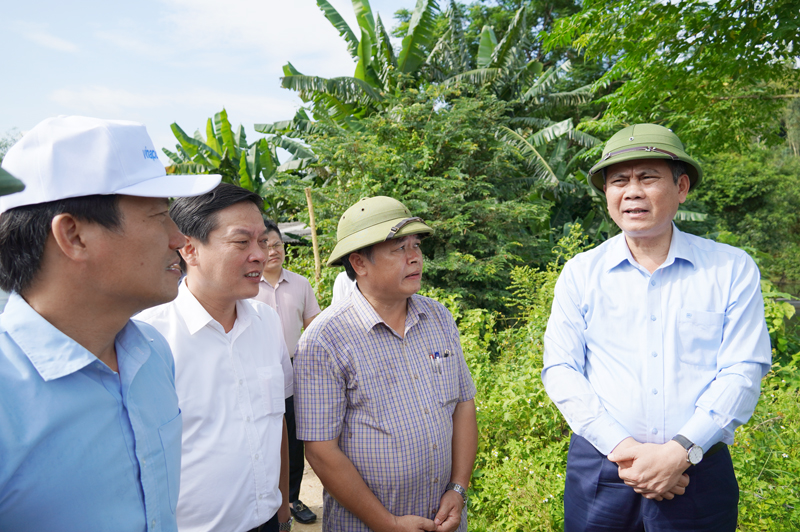 Đồng chí Chủ tịch UBND tỉnh Trần Thắng kiểm tra công trình đập thủy lợi Khe Su, xã Hưng Trạch.