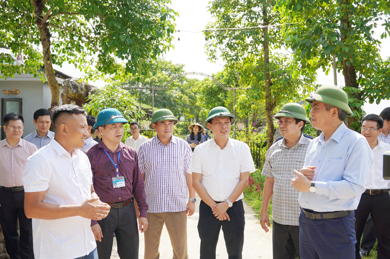 Đồng chí Chủ tịch UBND tỉnh Trần Thắng kiểm tra mô hình hoạt động của mô hình du lịch nông thôn Lèn Chùa (xã Xuân Trạch).