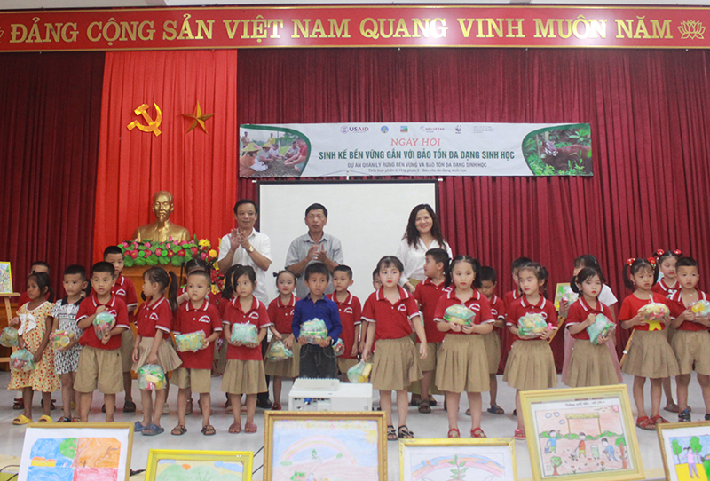 Ban tổ chức trao quà cho các em học sinh tại xã Thượng Hóa