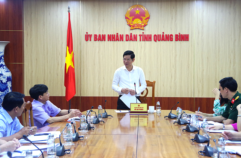 Đồng chí Phó chủ tịch UBND tỉnh Hồ An Phong điều hành hội nghị