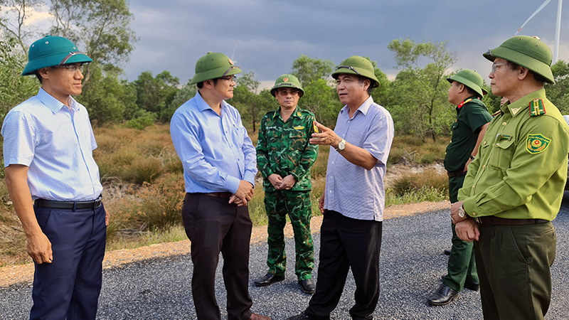 Đồng chí Phó Chủ tịch Thường trực UBND tỉnh Đoàn Ngọc Lâm kiểm tra công tác PCCCR tại xã Võ Ninh (Quảng Ninh).