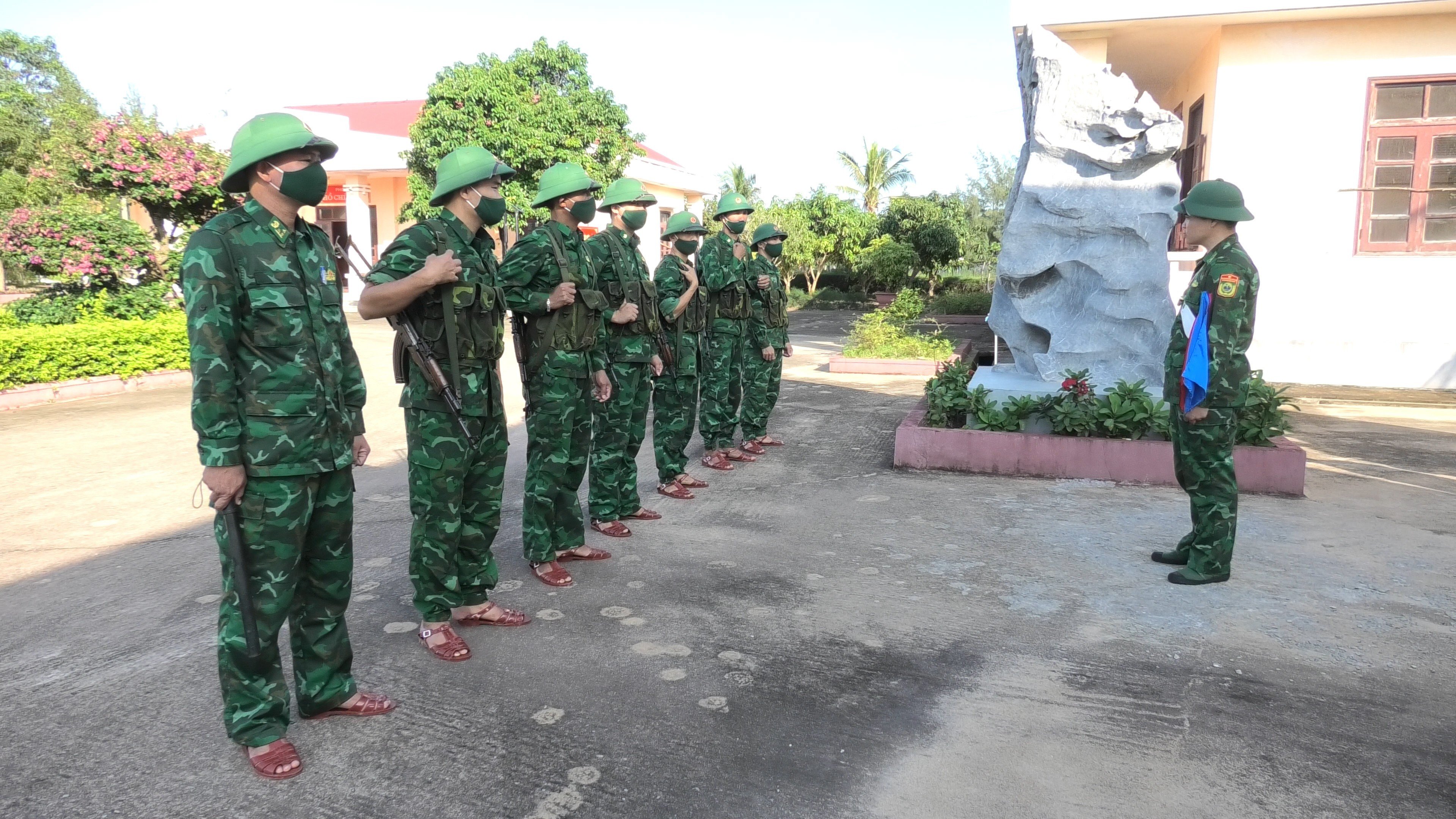 Thiếu tá Lê Anh Tuấn trong một buổi huấn luyện chiến đấu bảo vệ đồn cho cán bộ, chiến sĩ Đồn Biên phòng Lý Hòa.