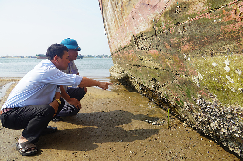 Tàu cá của anh Nguyễn Văn Tiệm, xã Đức Trạch bị xuống cấp, hư hỏng do nằm bờ lâu ngày.
