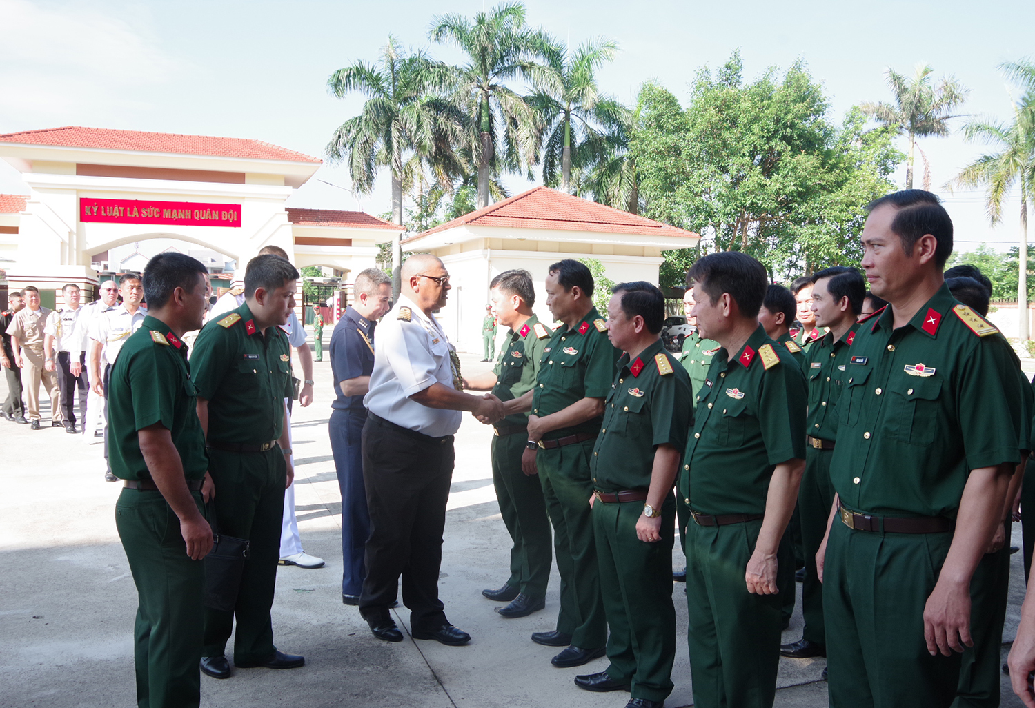 Đoàn tùy viên Quân sự các nước tại Việt Nam đến thăm, làm việc tại Bộ Chỉ huy Quân sự tỉnh Quảng Bình