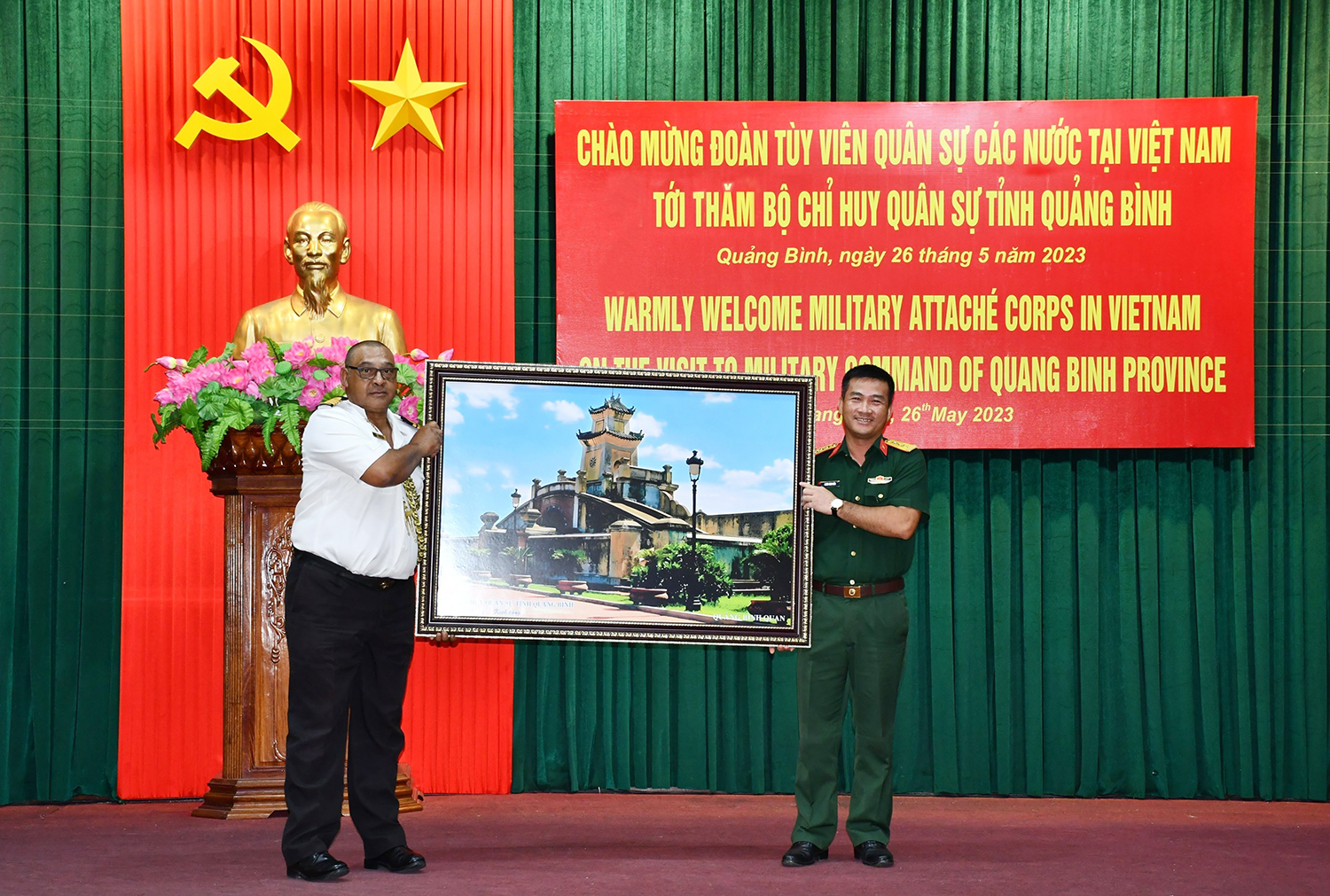 Đại tá Đoàn Sinh Hòa, Ủy viên BTV Tỉnh ủy, Chỉ huy trưởng tặng quà đoàn công tác