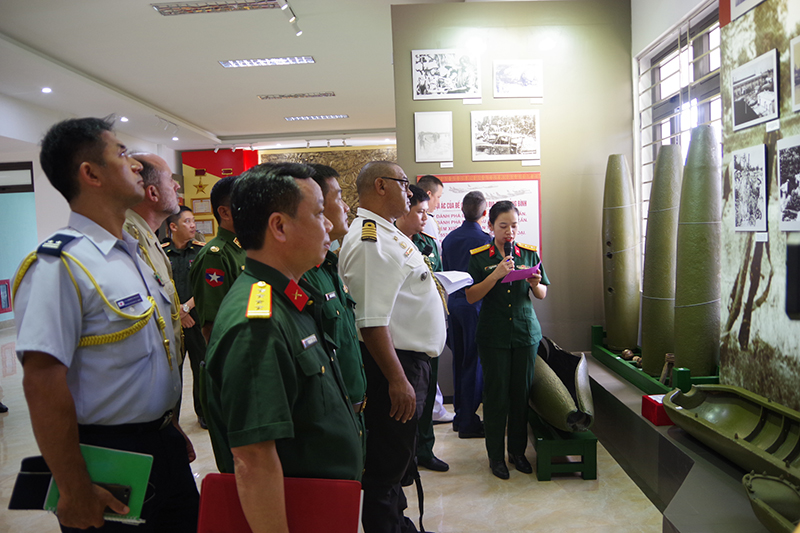 Đoàn đại biểu tham quan Nhà truyền thống Bộ Chỉ huy Quân sự tỉnh