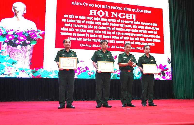 Đồng chí đại tá Trịnh Thanh Bình, Chỉ huy trưởng BĐBP tỉnh trao giấy khen của Bộ Chỉ huy BĐBP tỉnh cho 3 tập thể có thành tích trong thực hiện Chỉ thị 154 của Thường vụ Đảng uỷ Quân sự Trung ương. 
