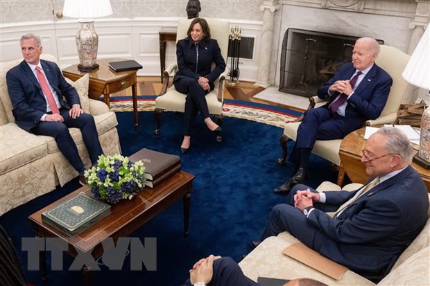 Tổng thống Mỹ Joe Biden (thứ 2, phải) trong cuộc họp với lãnh đạo lưỡng đảng tại Quốc hội về trần nợ công ngày 16/5/2023. (Ảnh: AFP/TTXVN)
