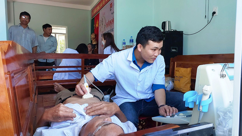 Đội ngũ y, bác sỹ tham gia khám chữa bệnh miễn phí cho hơn 200 hộ dân trên địa bàn thôn Tân Sơn, xã Quảng Sơn, TX. Ba Đồn.