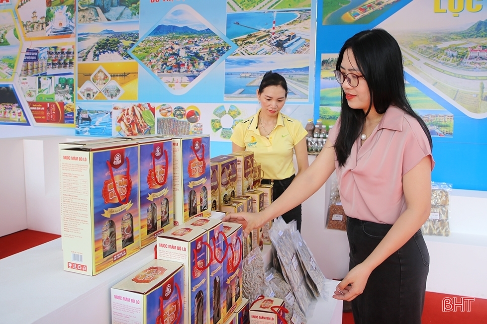 Gian hàng trưng bày giới thiệu các sản phẩm đặc trưng, tiêu biểu của Hà Tĩnh tại hội nghị.